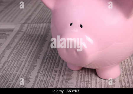 Märkte-Journal mit einem Sparschwein Stockfoto