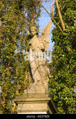 Stein-Engel auf einem Grabstein in Highgate Cemetery London England UK Stockfoto