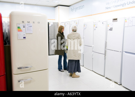 Frauen auf der Suche auf neue Kühlschränke in John Lewis, London, England, UK Stockfoto