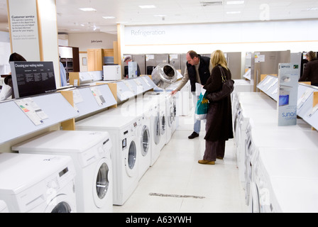 Paar auf der Suche auf neue Waschmaschinen in John Lewis London England UK Stockfoto