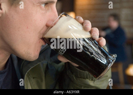 Menschen Sie trinken Pint Guinness, England UK Stockfoto