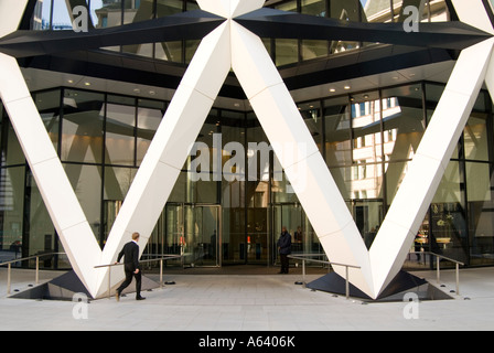 Mann am Eingang des 30 St Mary Axe in London England UK Stockfoto