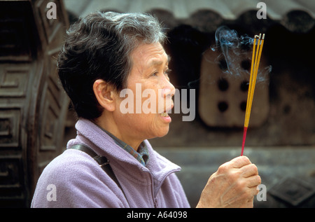 Alte Frau beten Wong Tai Sin Temple Hong Kong 2 Stockfoto