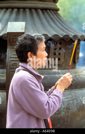 Alte Frau beten Wong Tai Sin Temple Hong Kong 1 Stockfoto