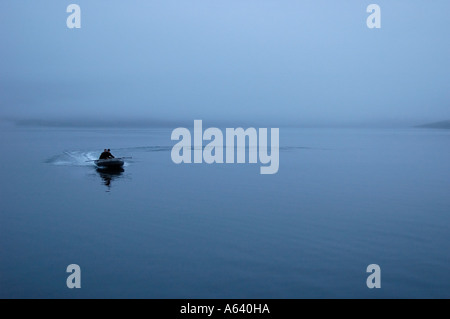 Schlauchboot, Nebel am frühen Morgen in blau Gamma. Nord-Pazifik, Kamtschatka, Russland Stockfoto