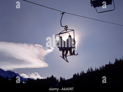 Skifahrer am Sessellift alpes Stockfoto