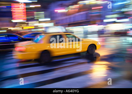 Taxi Taxi in New York City in der Nacht mit Bewegungsunschärfe und Bright Lights, Times Square, New York City, USA Stockfoto