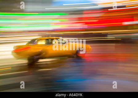 Taxi Taxi in New York City in der Nacht mit Bewegungsunschärfe und Bright Lights, Times Square, New York City, USA Stockfoto