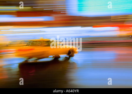 Taxi Taxi in New York City in der Nacht mit Bewegungsunschärfe und Bright Lights, Times Square, New York City, USA Stockfoto