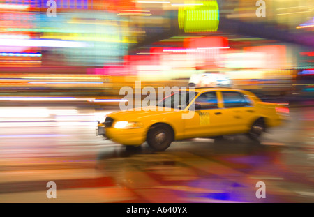 Taxi Taxi in New York City in der Nacht mit Bewegungsunschärfe und Bright Lights, Times Square, New York City, USA Stockfoto