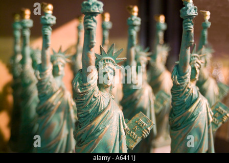 Viele Freiheitsstatue Liberty Souvenirs, Statue Of Liberty-Geschenk-Shop, New York USA Stockfoto