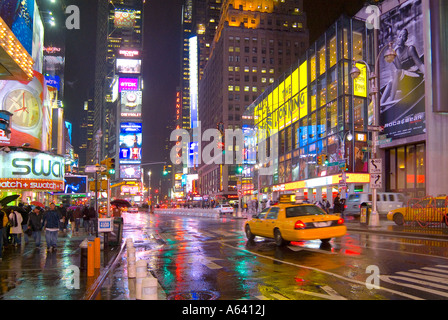 Taxi Taxi in der Nacht im Regen, schlechtes Wetter New York City mit Bewegungsunschärfe und Bright Lights, Times Square, New York City, USA Stockfoto