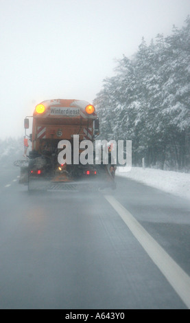 Schneeräumung Service breitet sich Salz auf einer deutschen Autobahn Stockfoto