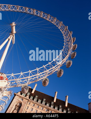 Das London Eye, oder Millennium Wheel am Ufer der Themse mit dem alten County Hall Gebäude im Hintergrund. London, England, UK. Stockfoto
