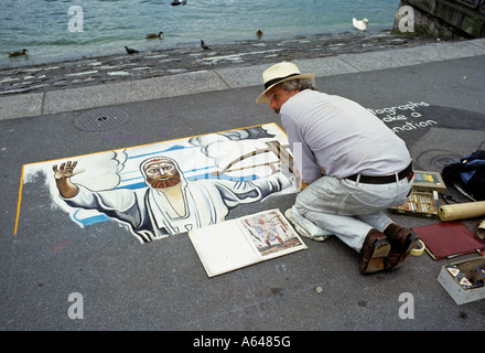 Bürgersteig Künstler malen mit Kreide Porträt des legendären Helden Wilhelm tell Uferpromenade von Luzern Schweiz nur zur redaktionellen Verwendung Stockfoto