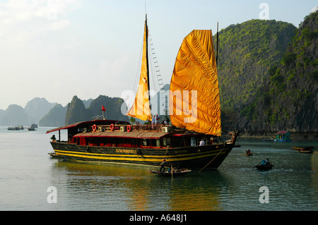 Traditionbal Dschunke in Vietnam Halong-Bucht Stockfoto