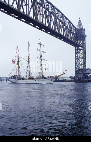 Tall Ship Segeln Schiff unter dem Cape Cod Canal Railroad Bridge Cape Cod USA Weitergabe Stockfoto