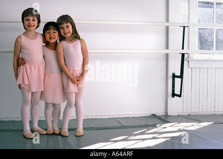 Drei kleine Tänzer im Ballettstudio Stockfoto