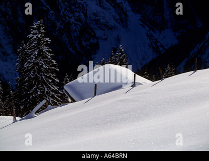 tief verschneiten Maiensäss-Stall in der Nähe von Dorf Mürren Region des Berner Highlands Alpes Kanton Bern Stockfoto