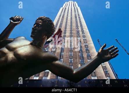 Statue von Prometheus mit Blick auf die Eisbahn am 30 Rockefeller Center RCA building New York City USA Stockfoto