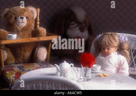 Des Kindes Tea Party in ein Spielzimmer Stockfoto