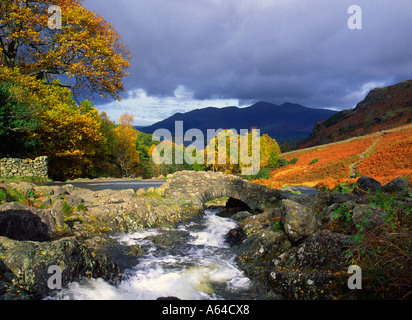 Ashness Brücke in der Nähe von Keswick im Lake District Cumbria Stockfoto