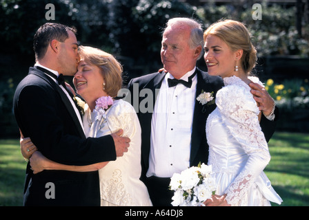Braut und Bräutigam mit der Braut-Eltern Stockfoto
