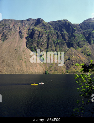 Kanus auf Wast Water See Lake District, Cumbria England Großbritannien Stockfoto