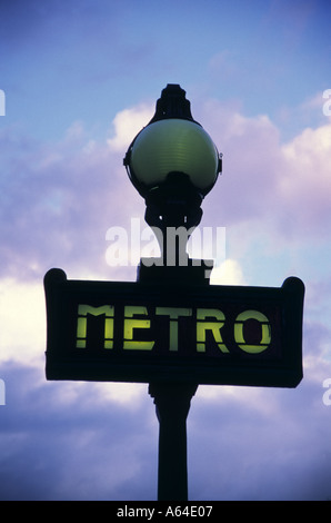 Beleuchtete u-Zeichen gegen bewölkter Himmel Paris Frankreich Stockfoto