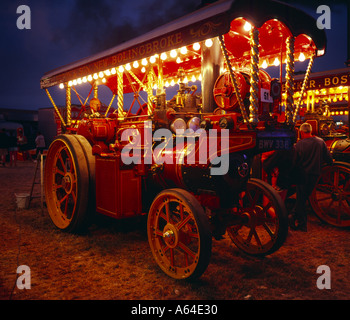 Beleuchtete dampfbetriebenen Motor des Traktors bei der Great dorset Steam Fair Stockfoto