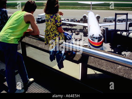 Spotting Charter Flugzeug auf Zuschauer Galerie am Flughafen Zürich Stockfoto