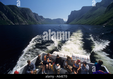 Touristenboot auf Western Brook Pond in Gros Morne National Park, Neufundland, CAN, UNESCO-Weltkulturerbe Stockfoto