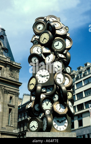 Uhr Skulptur l ' heure de Tous am Gare St. Lazar, Paris Frankreich, französische geborene Künstler Armand Pierre Fernandez genannt Arman Stockfoto