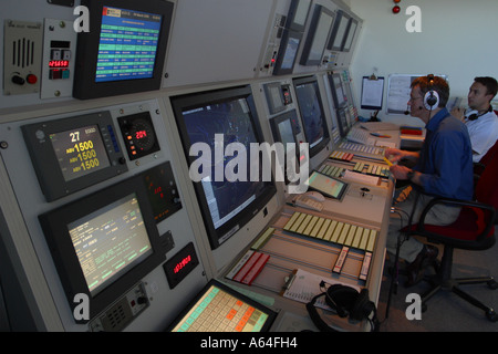 Traffic Control ATC Fluglotsen bei der Arbeit in die Atemwege-Radar-Zimmer Stockfoto