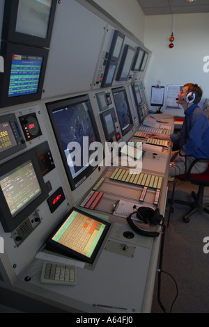 ATC Steuerung Fluglotse arbeiten in Radar-Zimmer Stockfoto