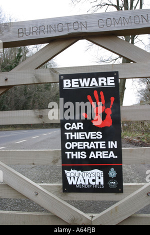 Polizei Diebstahl Warnzeichen im Lande Parkplatz in Mendip Hills somerset England Stockfoto