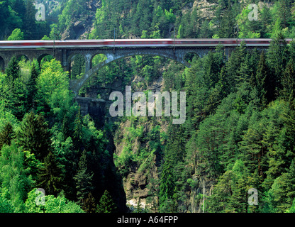 Intercity Zug auf Sankt Gotthard Bahn Eisenbahnbrücke in der Nähe von Dorf Wassen Swiss Alpes Kanton Uri der Schweiz Stockfoto