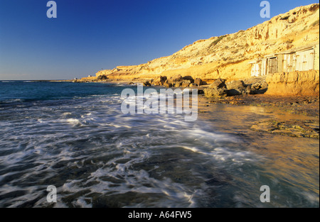 Typischen Bootsgaragen an der Küste in der Nähe von Platja de Comte, Ibiza Stockfoto