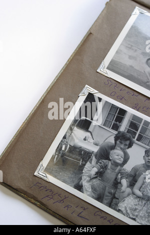 Baby-Boomer altes schwarz-weiß Foto mit Mutter und Baby in den 1960er Jahren Stockfoto