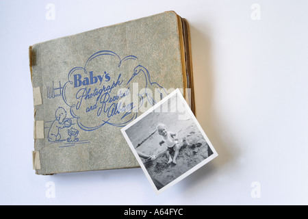 Baby-Foto-Album aus den sechziger Jahren der 1960er Jahre Stockfoto