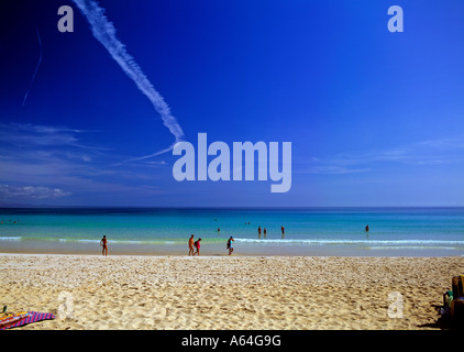 Condensationtrail über Strand in der Nähe von Dorf Corralejo Insel Fuerteventura Kanaren Spanien Stockfoto