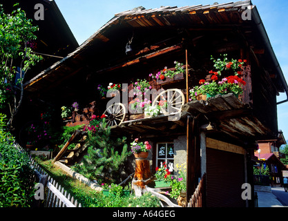 traditionelle Blumen geschmückt Schuppen Dorf Mürren Region des Berner Highlands Alpes Kanton Bern Stockfoto