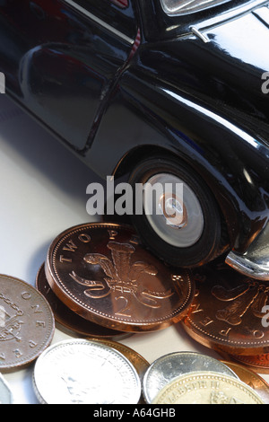 Spielzeugauto und Münzen Stockfoto