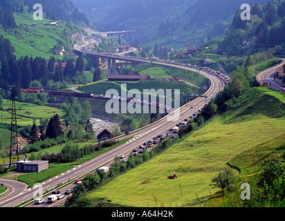 Ferien-Stau Stau auf Sankt Gotthard-Autobahn in der Nähe von Dorf Wassen Swiss Alpes Kanton Uri der Schweiz Stockfoto