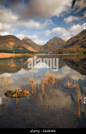 Blick über eine man in Glen Etive bergwärts Buachaille Etive Beag und Buachaille Etive Mor in der Nähe von Glencoe, Schottland Stockfoto