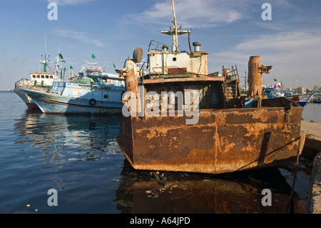 Boote und Schiffe im Hafen von Tripolis, Tripolis, Libyen Stockfoto