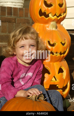 Junges Mädchen Halloween Kürbisse geschnitzt Stockfoto