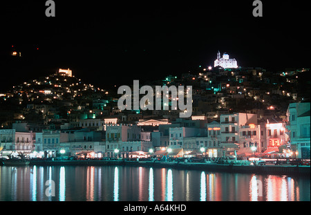 Nachtansicht von Hermoupolis Hafen von Syros Stockfoto