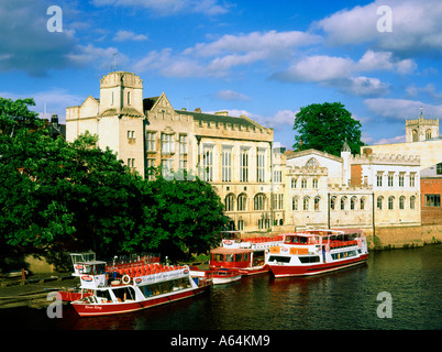 Kreuzfahrt Boote vertäut vor das Rathaus auf dem Fluss Ouse York Stockfoto
