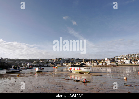 Boote im Hafen von St Ives in Cornwall bei Ebbe geerdet Stockfoto